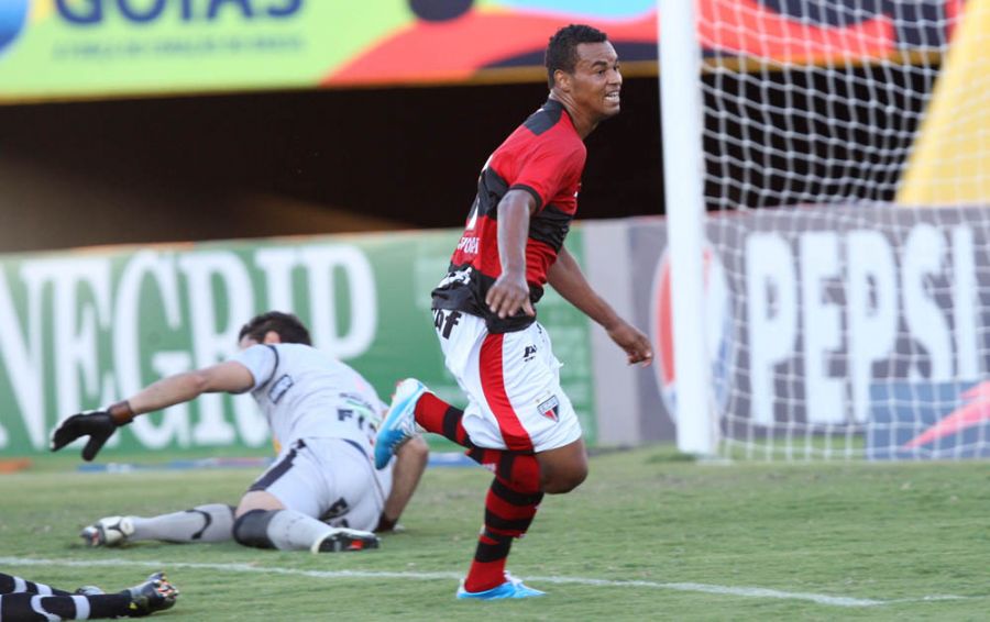 Bida comemora um dos gols do Dragão contra o Ceará no Serra Dourada