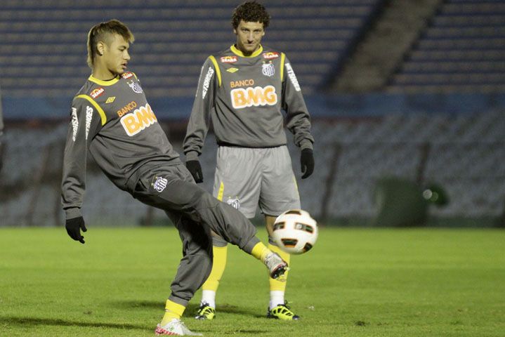 Neymar e Elano durante treino do Santos no Estádio Centenário