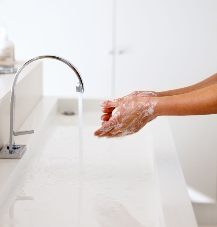 Cerca de 54% das pessoas lavam as mãos mais de cinco vezes ao dia 