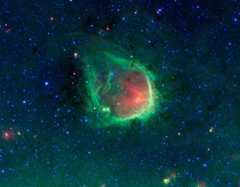 Estrela é vermelha no centro e repleta de poeira verde ao seu redor