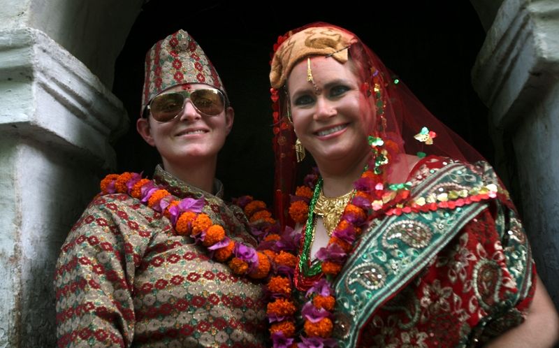 Americanas se casaram em um templo de Katmandu seguindo a tradição hindu