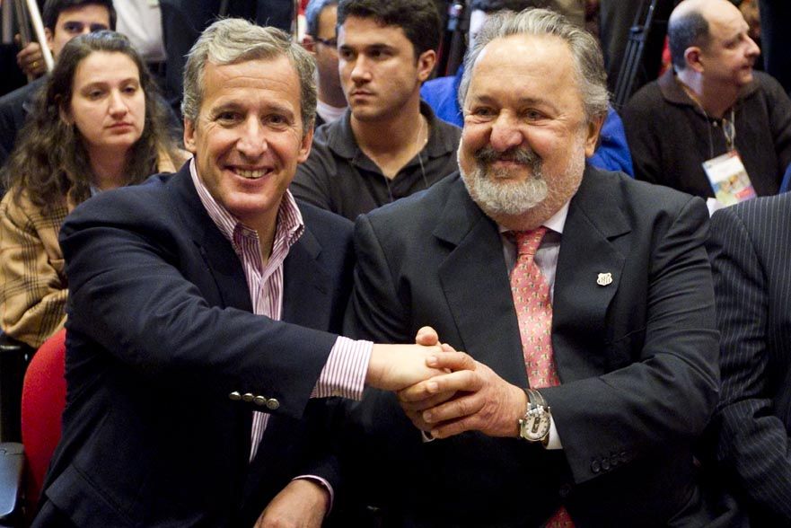Damiani (à esq.) cumprimenta o presidente do Santos, Luis Álvaro