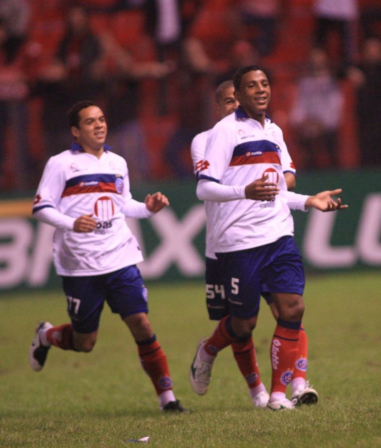 Lulinha e Marcone marcaram os gols da vitória do Bahia sobre o Atlético-PR neste sábado