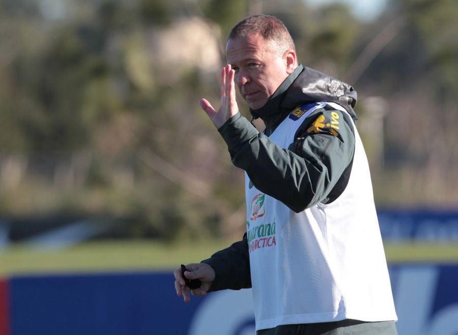 Mano Menezes disse que Robinho seguirá como atacante, ao lado de Neymar e Alexandre Pato / Foto: Mowa Press/Divulgação