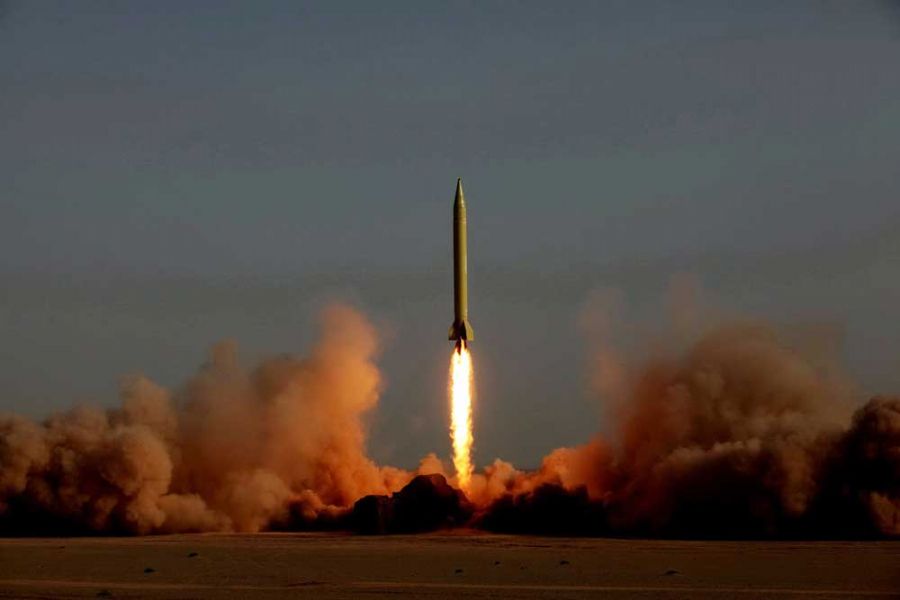 Irã lança míssel durante seus tradicionais exercícios de defesa / Foto: RAOUF MOHSENI/AFP