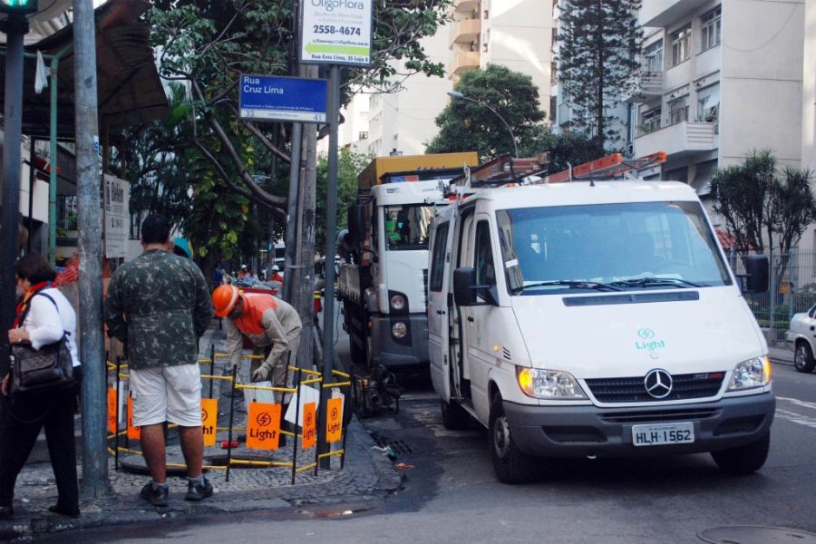 Técnicos da Light e bombeiros foram ao local para realizar reparos / Foto: Adriano Ishibashi/Futura Press