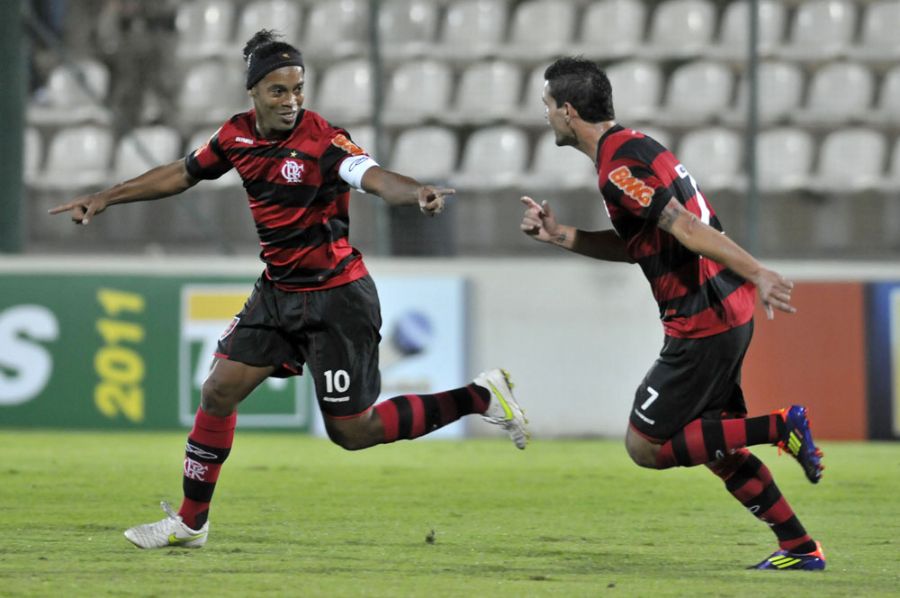 Ronaldinho comemora um de seus gols marcados na Arena do Jacaré / Foto: Pedro Vilela/AE