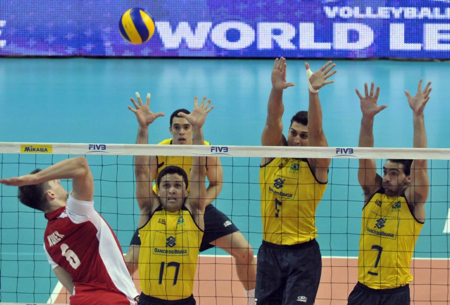 Bloqueio do Brasil em ação na vitória sobre a Polônia / Foto: Divulgação/FIVB