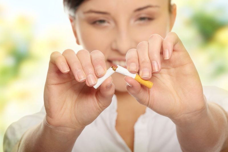 O tabagismo é um dos fatores que contribui para a existência de rugas e marcas de expressão ao redor da boca / Foto: Piotr Marcinski /Shutterstock
