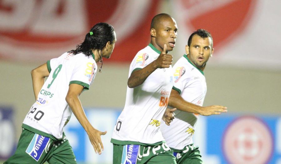 Marino (centro) comemora gol do Icasa / Foto: André Costa/Costaress/AE