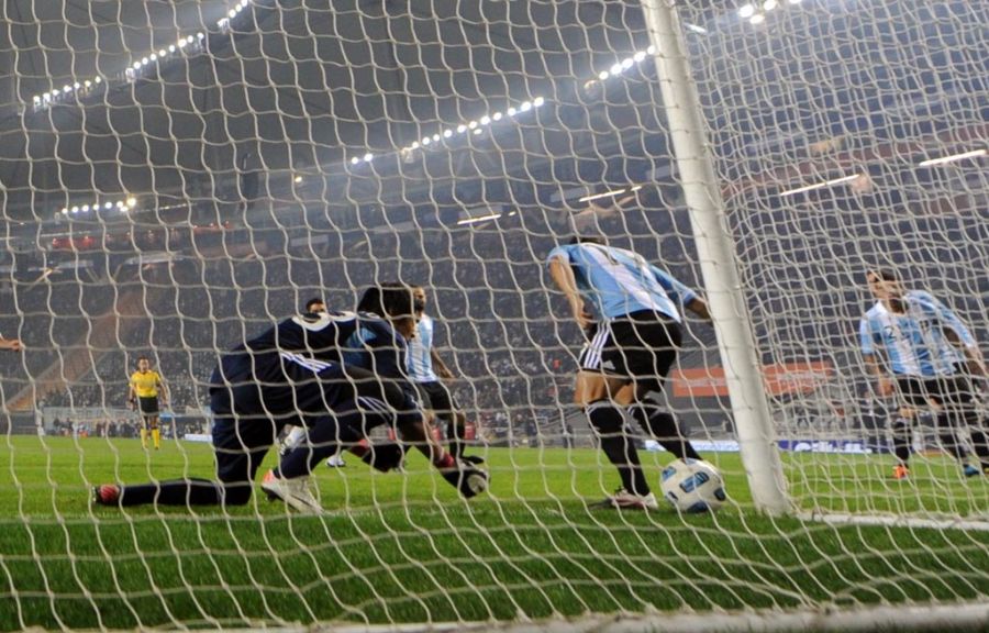 Banega tenta dominar, mas a bola entra e a Bolívia abre o placar / Foto: Antonio Scorza/AFP
