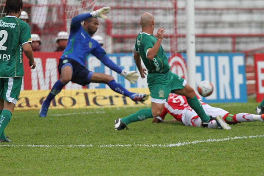 Lance do gol de Derley, para o Náutico, na vitória por 2 a 0 sobre o Guarani, em Recife / Foto: Guga Matos/JC Imagem/AE