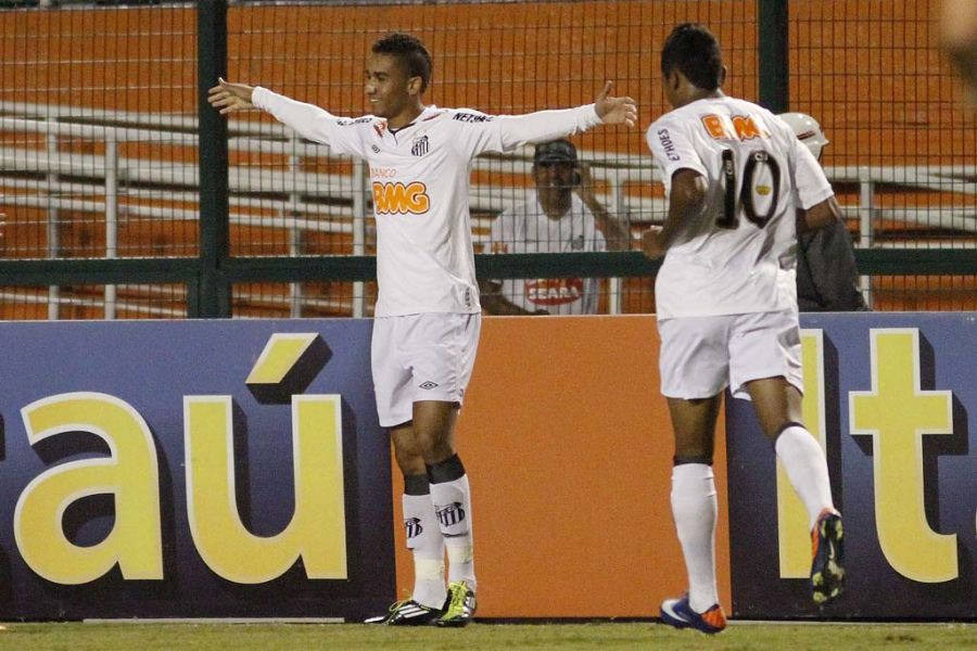 Danilo comemora gol do Peixe, que contou com 