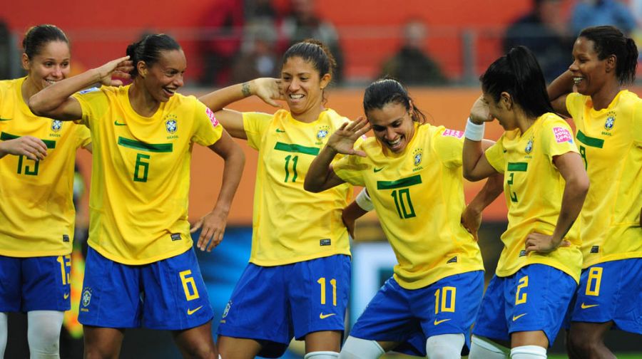 Meninas do Brasil comemoram com dancinha um dos três gols marcados diante da Noruega / Foto: Johannes Eisele/AFP