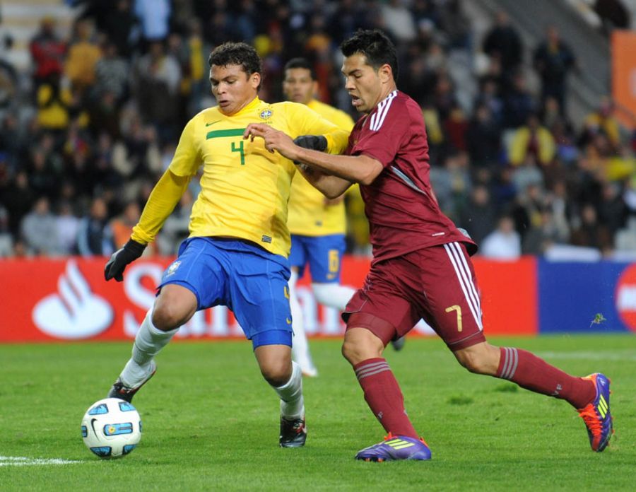 Thiago Silva desarmando Miku. Camisa 4 pediu desculpas para a torcida / Foto: Antonio Scorza/AFP