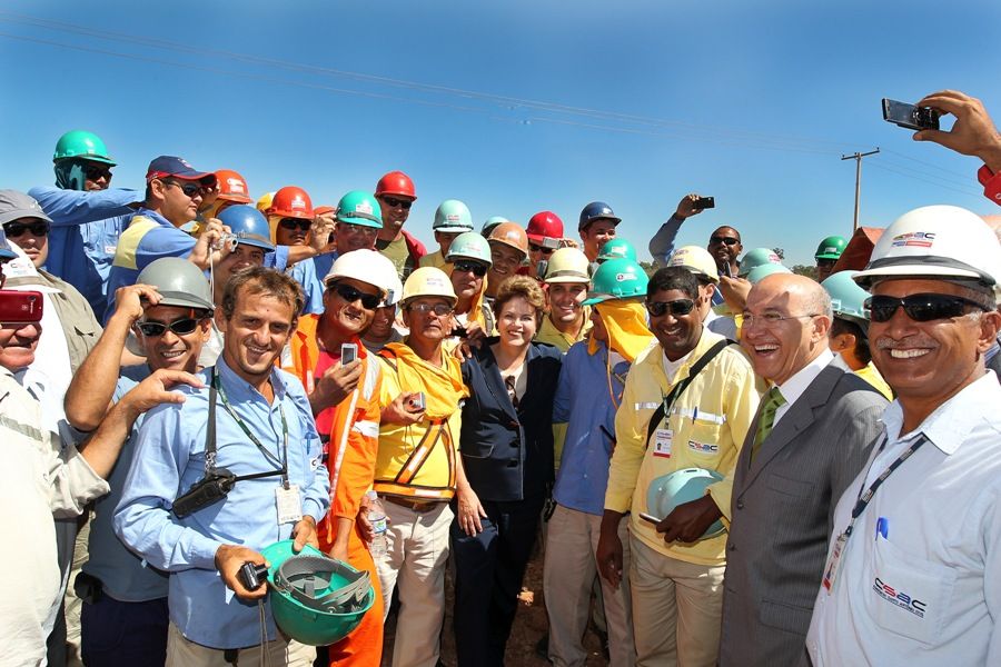 Presidente Dilma Rousseff posa para foto com trabalhadores da Santo Antônio Energia / Foto: Roberto Stuckert Filho/PR