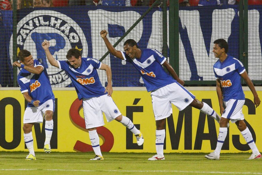Montillo (2º à esq.) comemora gol acompanhado pelos cruzeirenses / Foto: Washington Alves/Vipcomm