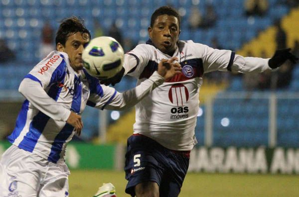 Robinho, do Avaí, disputa bola com Marcone no empate na Ressacada / Foto: Rubens Flores/AE