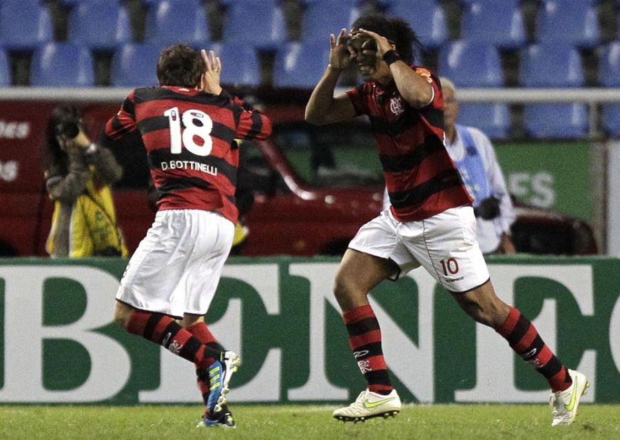 Bottinelli comemora gol com Ronaldinho: Fla em segundo / Foto: Ricardo Ramos/Vipcomm