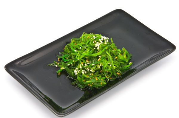 Salada de algas é uma das melhores opções de cardápio por ser rica em ferro / Wuttichok / Shuttestock