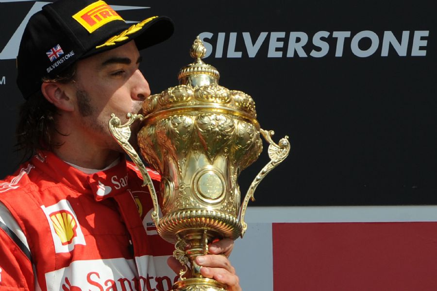 Com o resultado, Alonso tornou-se o quinto maior vencedor da História / Foto: Dimitar Dilkoff/AFP