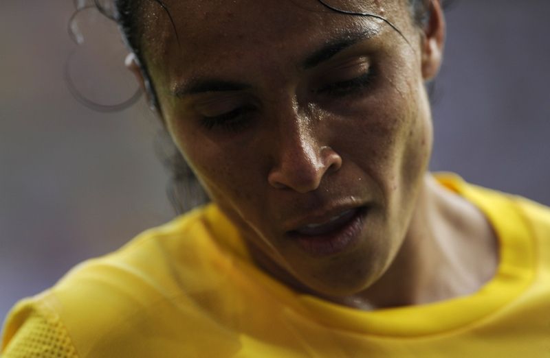De cabeça baixa, Marta o campo com a eliminação do Brasil na Copa do Mundo / Odd Andersen/AFP 