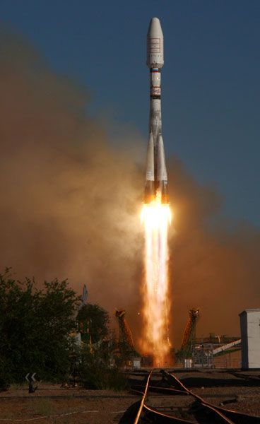 Após adiarem dois dias, foguete Soyuz 2 coloca em órbita mais 6 satélites americanos / AFP