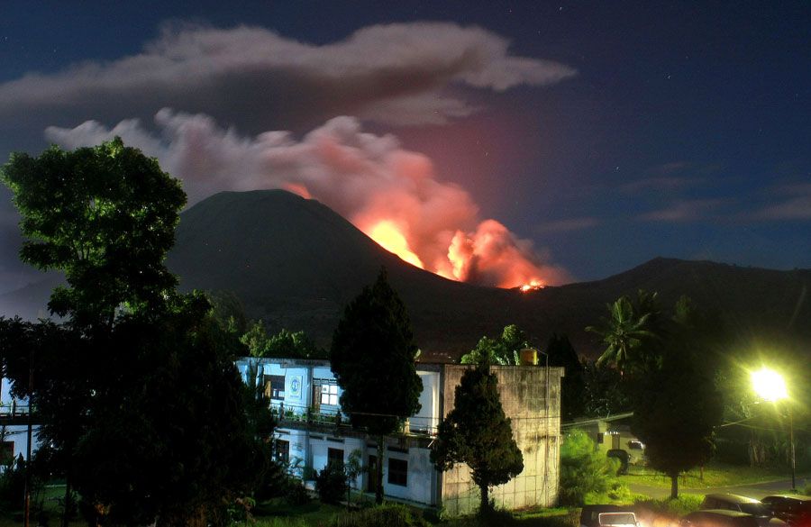 Na erupção o vulcão Lokon lançou rochas, lavas e cinzas a mais de 1 km / Tengku / AFP