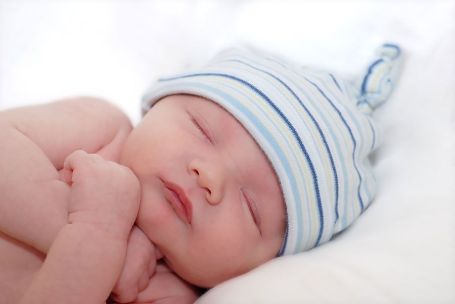 Agasalhe o bebê apenas o suficiente para a temperatura, sem exageros / Elaine Hudson / Shutterstock