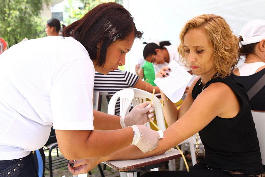 Voluntária faz o exame de sangue para se tornar doadora de medula óssea / Alisson Gontijo / Futura Press