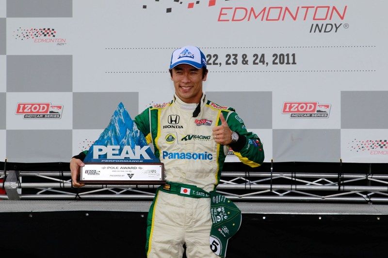 Takuma Sato exibe troféu que conquistou por largar na pole position em Edmonton / Chris Trotman/Getty Images/North America/AFP 