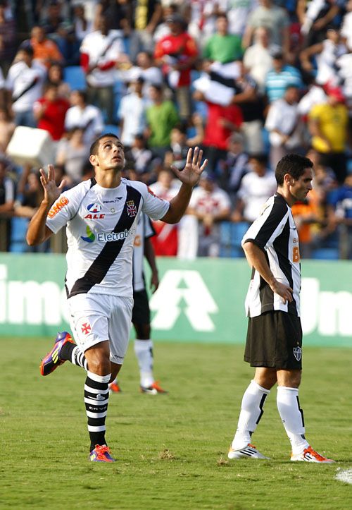 Diego Souza comemora: gol no fim deu a vitória ao Vasco / Gustavo Andrade/O Tempo/AE