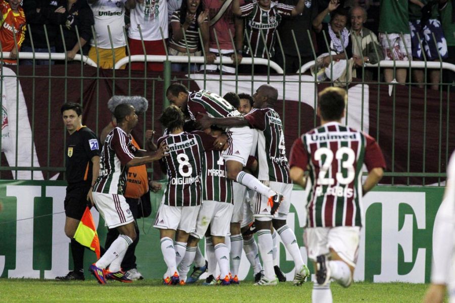 Jogadores comemoram com Marquinho o gol da vitória do Fluminense / Caio Amy/Photocamera