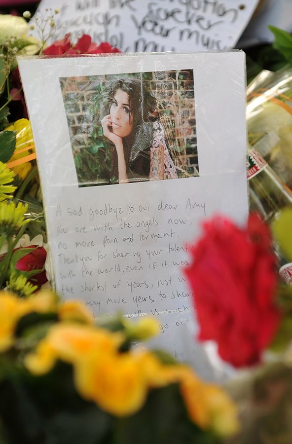 Amy recebe homenagens em Camden Town / Ben Stansall/AFP