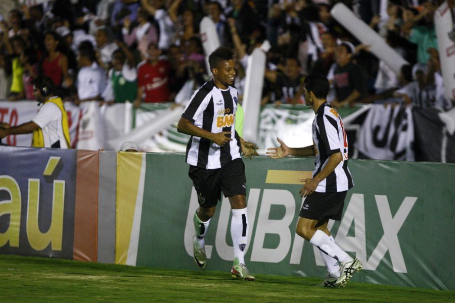 André comemora com Magno Alves o gol da vitória do Galo / Gustavo Andrade/O Tempo/AE