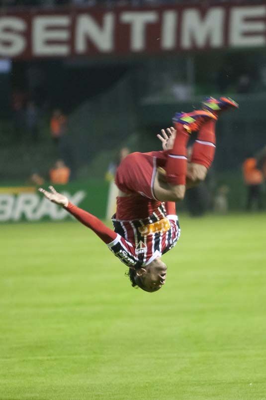 Carlinhos Paraíba comemora gol contra seu ex-clube / Foto: Mister Shadow/AE