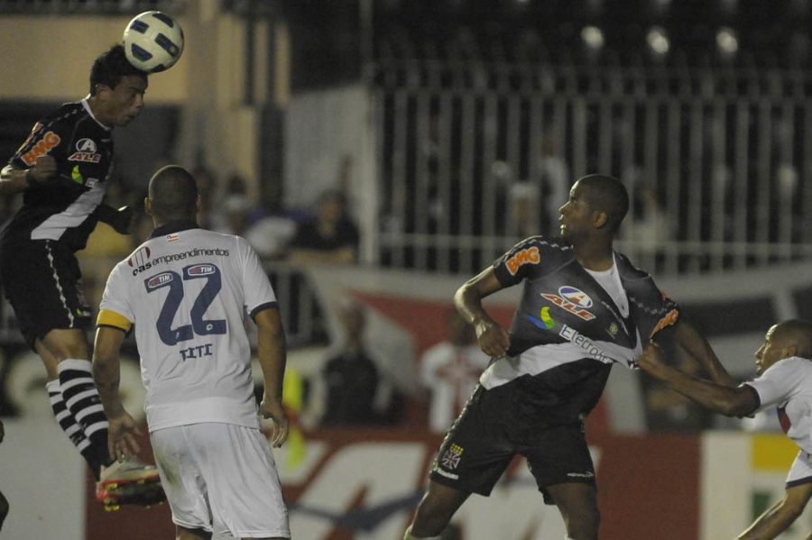 Bernardo cabeceia  bola antes de Elton marcar na sequência, enquanto Dedé tem a camisa puxada dentro da grande área / Alexandre Loureiro/Fotocom.net