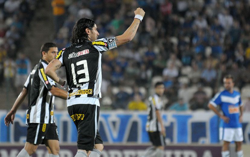 Loco Abreu comemora o único gol do jogo / Foto: Pedro Vilela/AE