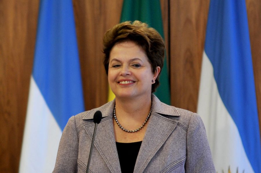 Dilma quer alcançar a meta de 100 mil bolsas de estudo / Antonio Cruz/ ABr
