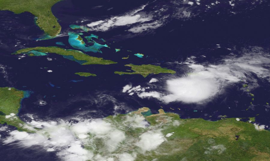 Imagem de satélite mostra a tempestade tropical Emily, a quinta tempestade nomeada da temporada de furacões do Atlântico de 2011 / AFP