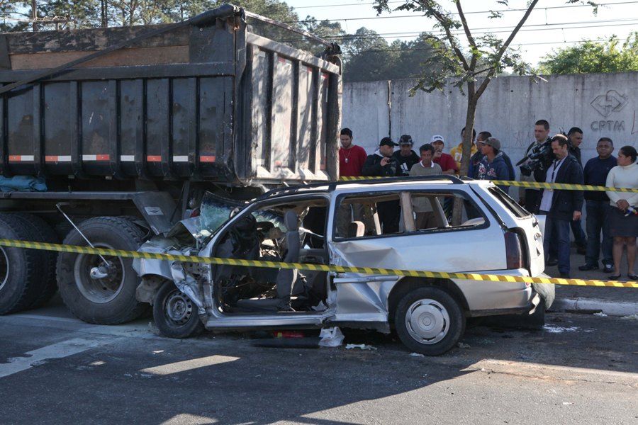 Carro foi parar debaixo do caminhão, na Grande SP / Foto: Rodrigo Coca/Fotoarena/AE