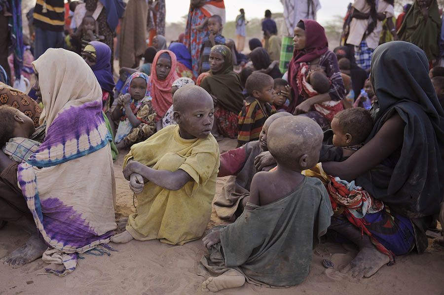 Crianças são as maiores vítimas da fome que assola a África oriental / Tony Karumba/ AFP