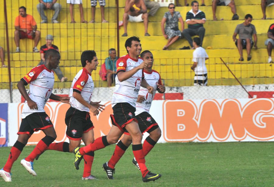 Neto Baiano comemora gol do Vitória / Aldo Carneiro/AE/AE