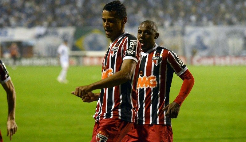 Cícero comemora um dos dois gols que fez na vitória do São Paulo sobre o Ava¿¿ / Antônio Carlos Mafalda/Mafalda Press/AE