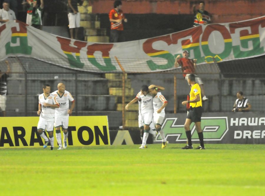 Jogadores da Portuguesa comemoram gol contra o Sport: liderança folgada / Aldo Carneiro/AE/AE