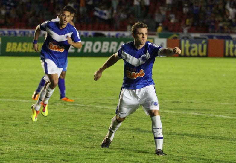 Montillo comemora gol na tranquila vitória sobre o Avaí neste sábado / Célio Messias/AE