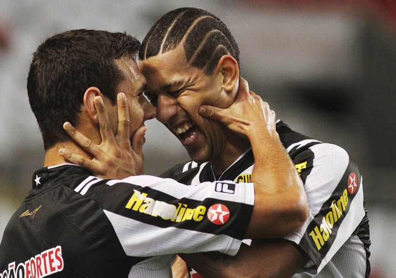 Antonio Carlos (à dir) comemora gol do Botafogo com Elkeson / Alejandro Auler/AE