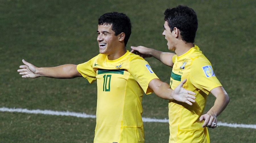 Philippe Coutinho (à  esq.)  e Oscar  estarão em campo pela Seleção Sub-20 nesta noite / Vanderlei Almeida/AFP