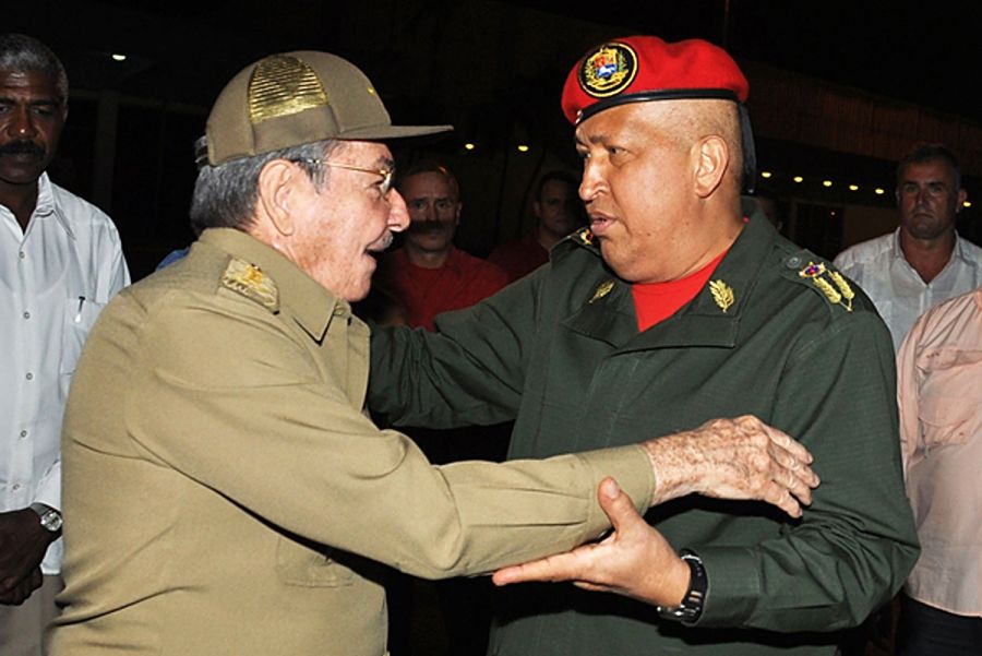Chávez cumprimenta Raúl Castro em comemorações do aniversário de Fidel / Foto: AFP