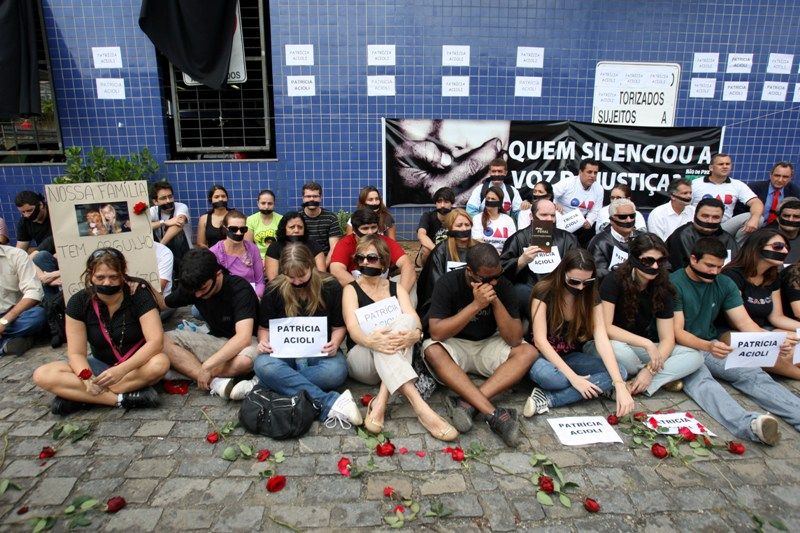 Parentes e amigos fazem protesto contra a morte da juíza Patrícia Acioli, em ao fórum de São Gonçalo, no RJ / Tasso Marcelo/AE